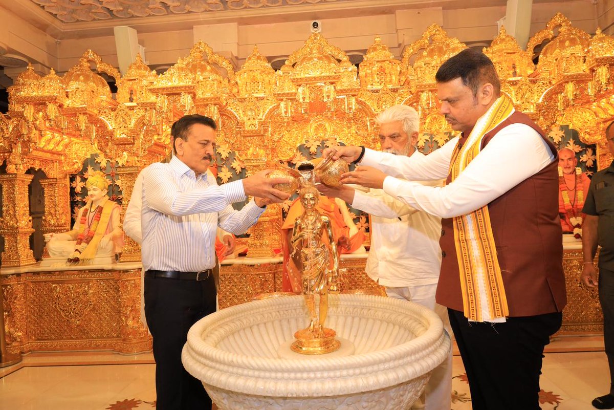 girishdmahajan's tweet image. ।। जय श्री स्वामीनारायण ।। 🛕 

आज तपोवन, नाशिक येथील बीएपीएस श्री स्वामीनारायण मंदिरात मुख्यमंत्री श्री. देवेंद्रजी फडणवीस यांच्या समवेत मनोभावे दर्शन घेत आशीर्वाद प्राप्त केले. 

याप्रसंगी शालेय शिक्षण मंत्री श्री. दादाजी भुसे व इतर मान्यवर उपस्थित होते.

#Maharashtra #Nashik