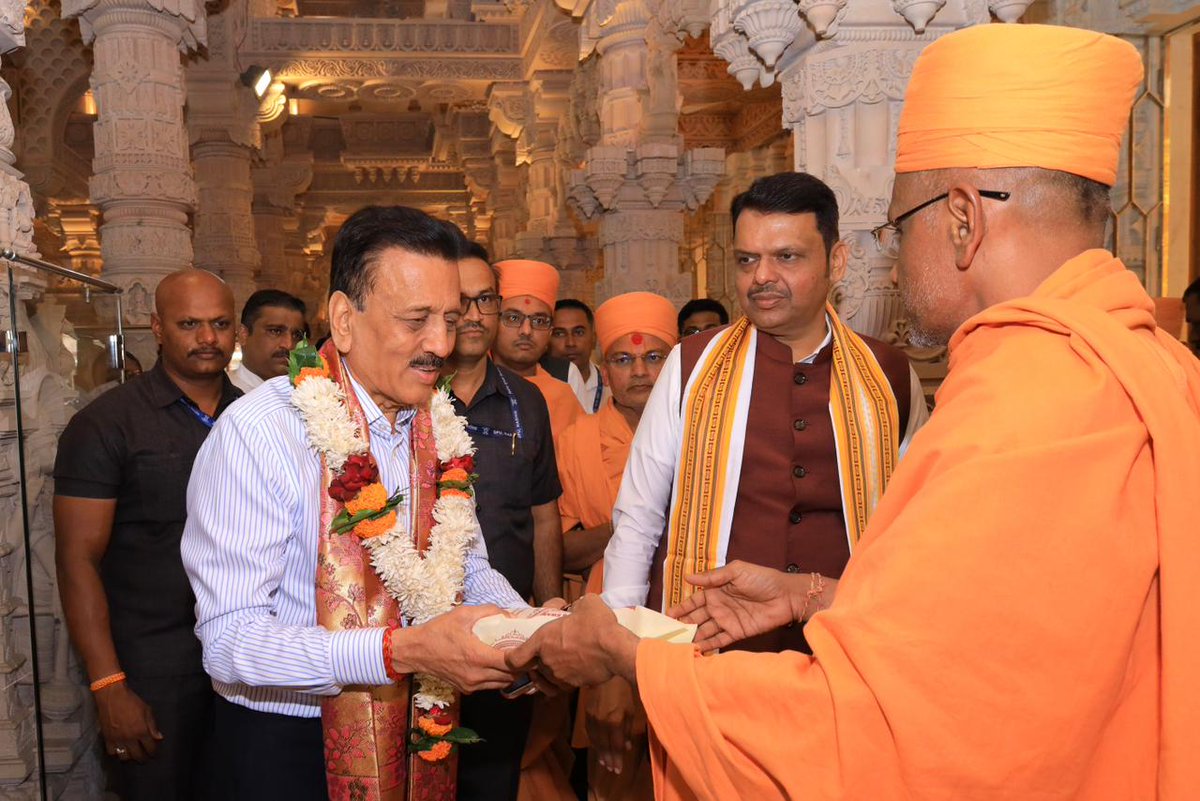 girishdmahajan's tweet image. ।। जय श्री स्वामीनारायण ।। 🛕 

आज तपोवन, नाशिक येथील बीएपीएस श्री स्वामीनारायण मंदिरात मुख्यमंत्री श्री. देवेंद्रजी फडणवीस यांच्या समवेत मनोभावे दर्शन घेत आशीर्वाद प्राप्त केले. 

याप्रसंगी शालेय शिक्षण मंत्री श्री. दादाजी भुसे व इतर मान्यवर उपस्थित होते.

#Maharashtra #Nashik