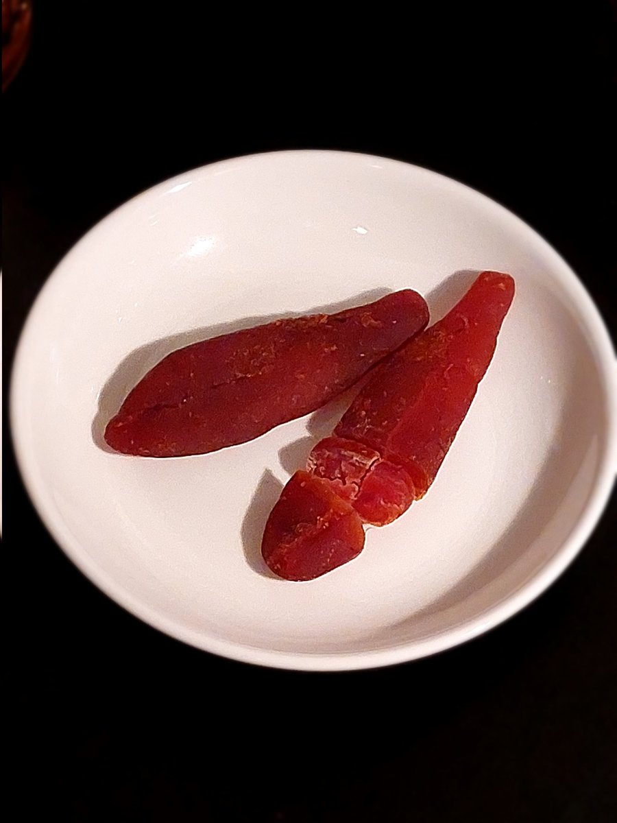 明太子でカラスミ作ってたのが やっと出来ました！

ちょっと乾燥させ過ぎたかも だけど 初めて作った割には　ねぇ？