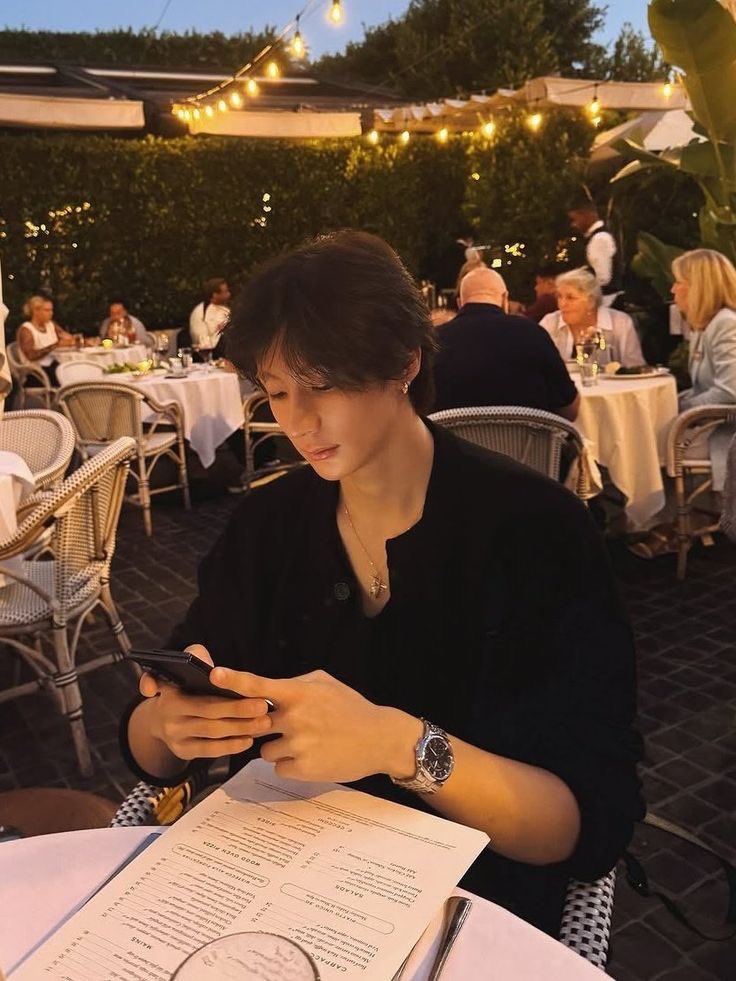 noirbrain's tweet photo. funfact lagi, that trait of johan, it actually comes from his dad.
this is johan’s dad and johan’s papi btw #tonsan https://t.co/x1rvYST3jz