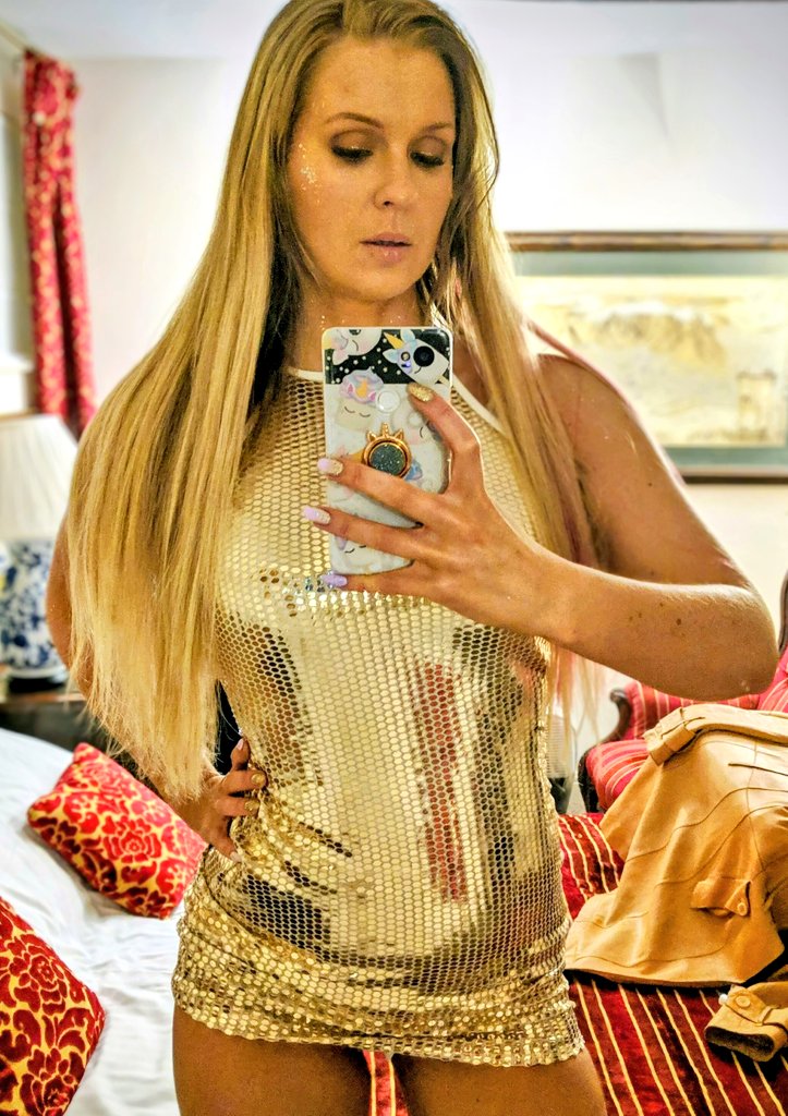 GlossyLegs tweet media