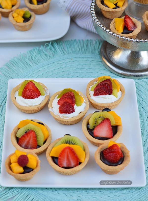 simp_gfkitchen's tweet image. 𝐂𝐡𝐨𝐜𝐨𝐥𝐚𝐭𝐞 𝐆𝐚𝐧𝐚𝐜𝐡𝐞 𝐌𝐢𝐧𝐢 𝐓𝐚𝐫𝐭𝐬 𝐰𝐢𝐭𝐡 𝐅𝐫𝐮𝐢𝐭
Delicate Gluten free mini #tarts filled with silky chocolate #ganache. Finished with fresh fruit for a beautiful, balanced #bakery-style treat.
Recipe 👉simpleglutenfreekitchen.com/chocolate-gana…