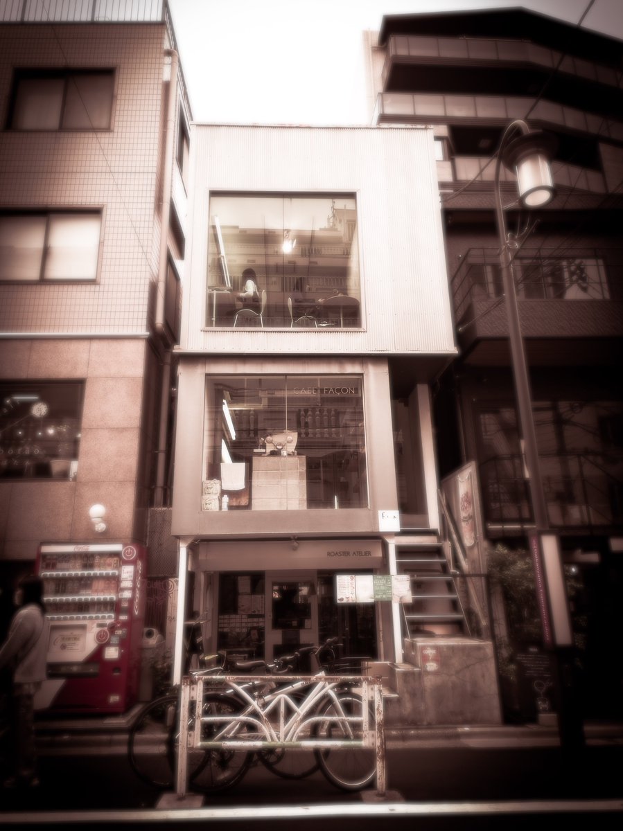 mizukusaarchive's tweet image. 2014–2026
代官山「カフェファソン」本日クローズ。
ここには、
コーヒーと会話と、静かな時間があった。
街は更新される。
でも、積み重なった時間は消えない。
またひとつ、代官山の記憶が増えた。

#代官山 #カフェファソン #Daikanyama #街の記憶 #水草アーカイブ