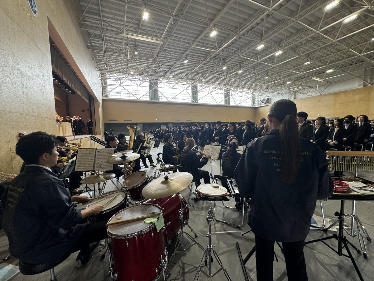 sakudai_brass's tweet photo. 本日作新学院大学、作新学院大学短期大学部の入学式が行われ、吹奏楽部も式典演奏で参加させていただきました。
新入生の皆さんご入学おめでとうございます🌸　
7日（火）、10日（金）共に16時30分から18時30分頃まで練習を行います！！
見学体験大歓迎です！学生福祉棟でお待ちしています🙌 https://t.co/IxqtcaBmnM
