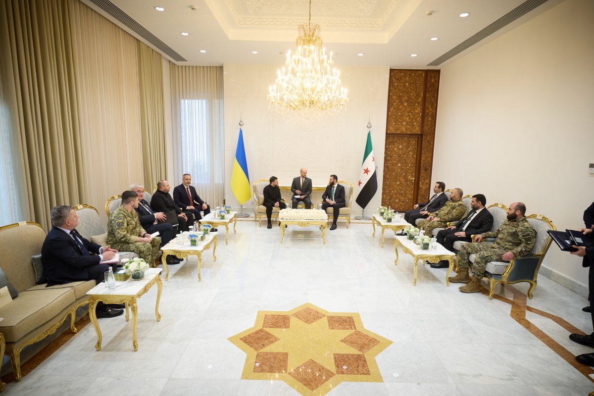 ZelenskyyUa's tweet photo. Перемовини з Президентом Сирії Ахмедом аш-Шараа.

Домовилися працювати разом, щоб дати більше безпеки й можливостей для розвитку нашим суспільствам. Обговорили ситуацію в регіоні та перспективи щодо її зміни до кращого. Обговорили й обставини війни Росії проти України, вдячний за підтримку. Є великий інтерес до обміну воєнним і безпековим досвідом. Дякую за слова поваги до наших людей.

Також торкнулися ролі України як надійного постачальника продовольчої продукції та обговорили спільні можливості посилити продовольчу безпеку в усьому регіоні. Дуже добре розуміємо, які енергетичні та інфраструктурні виклики має Сирія зараз. Готові працювати разом, щоб можливості наших держав і народів збільшувались.