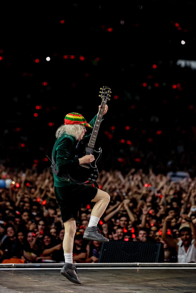 Angus Young tweet media