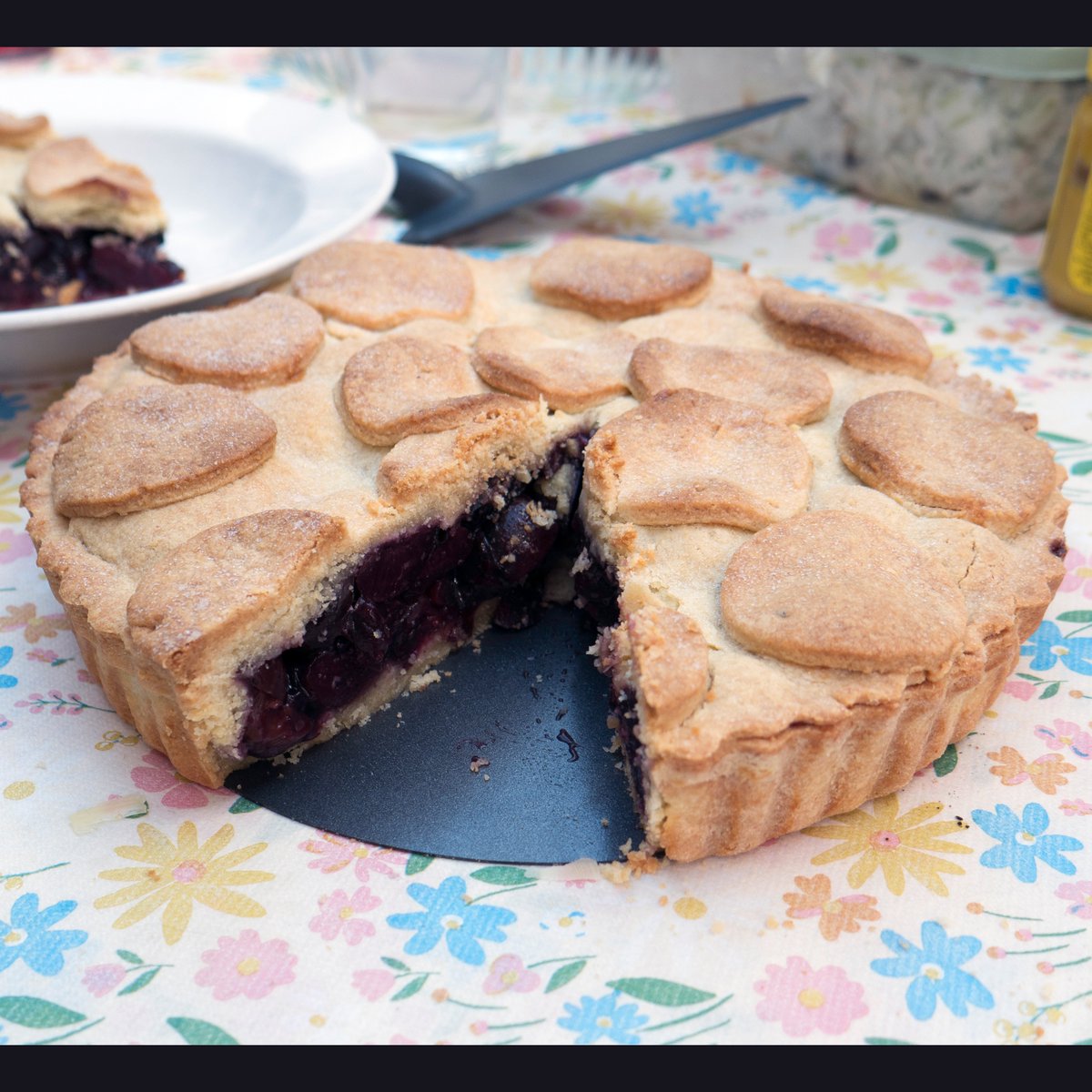 ColonelXB's tweet photo. A look inside the cherry pie I made.

It was really nice. https://t.co/f0QBILAhgC