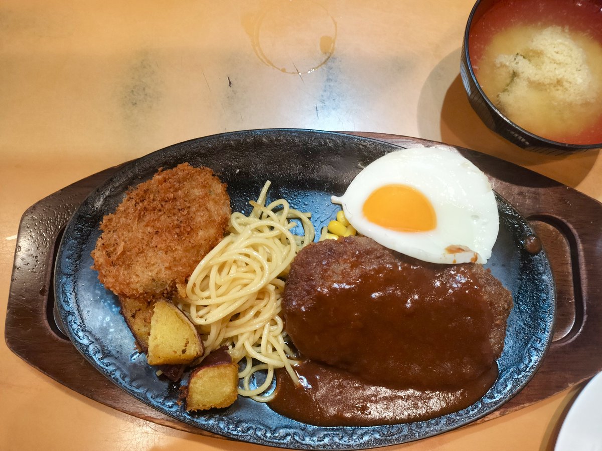 今日は新高円寺でのLIVEの前後に食べ歩き😚✨
“魚き食堂”で定食、“珈琲亭 七つ森”でコーヒーフロート、
“β STAND”ではちみつレモンクリームクレープ、“ニューバーク”でサービスセット🍽️お腹いっぱい🐖
お店がたくさんあって高円寺の商店街を歩いているだけで楽しい気分に🥰