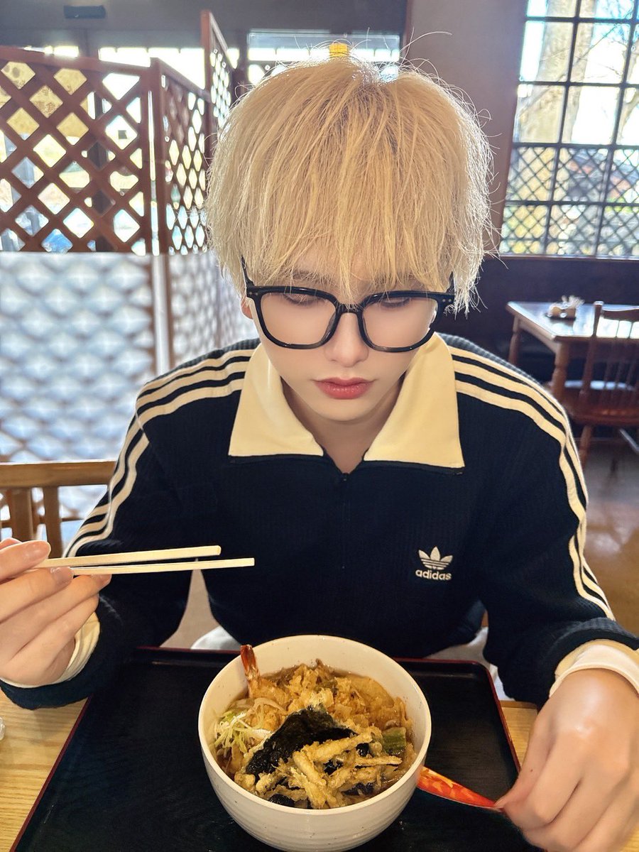 かっこつけてるけど頭の中は、''えび天いつ食べるか''だけ。