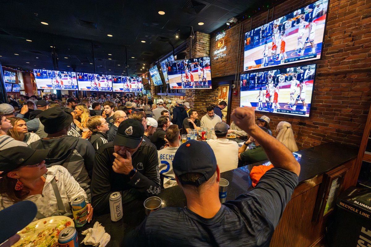 IndSportsCorp's tweet photo. Indy was PACKED for the #MFinalFour semifinals 🔥

Congratulations to UConn and Michigan on advancing to the national championship game! https://t.co/yfLotrBmKN