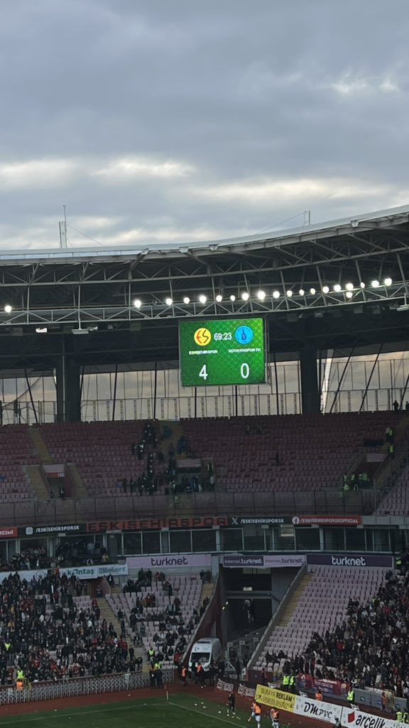 Antremantopcusu's tweet photo. Derbiye yetişmek için kütahyaspor tribünü erken çıktı https://t.co/YZVolCBogi
