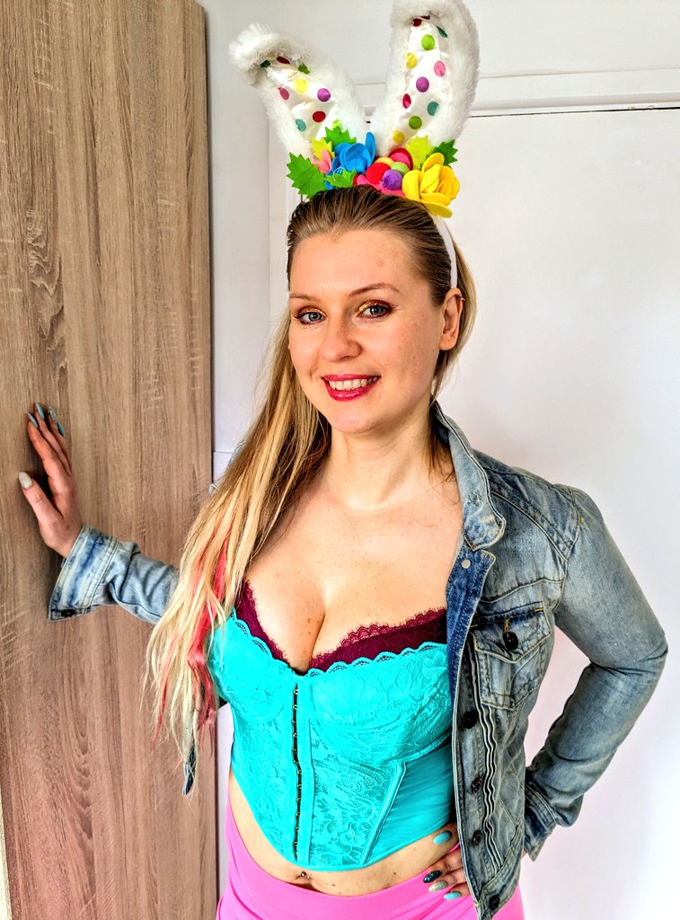LegsGlossy's tweet photo. Happy Easter 🐰🐣🥳❤️ https://t.co/TbjGpsD3dO