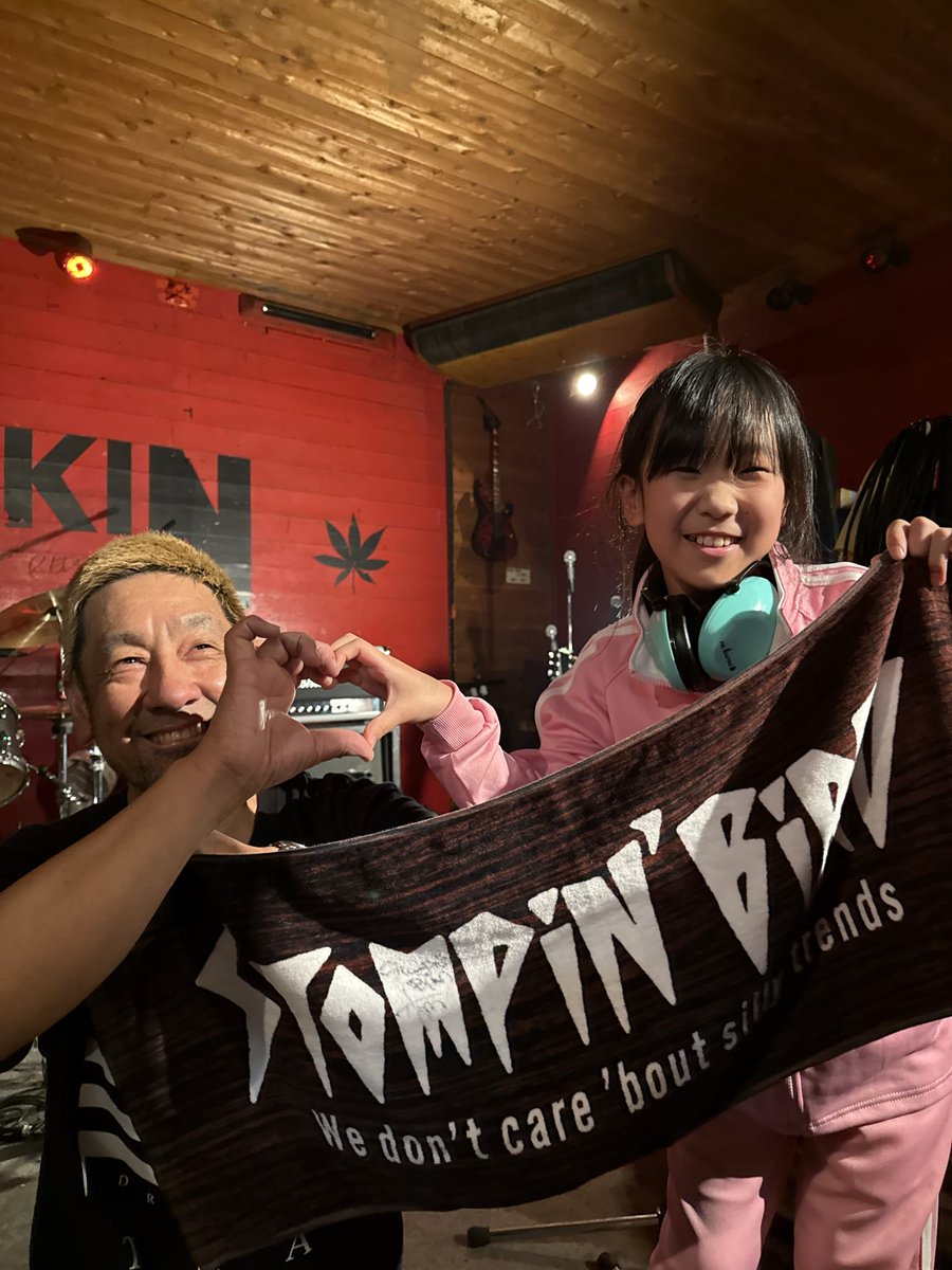 kryc2734's tweet photo. stompin'birdかぼちゃ屋でハイジャック
娘も初参戦
ヤスさんのおかげですごく楽しかったようです😖本当にありがとうございます😖
娘のまた行きたいにストンピンファンとして嬉しかったです😭
世界一カッコいいバンド
最高でした😭ありがとうございます😭
#stompinbird 
 #ストンピン
#横須賀かぼちゃ屋 https://t.co/5CjGnxJwId