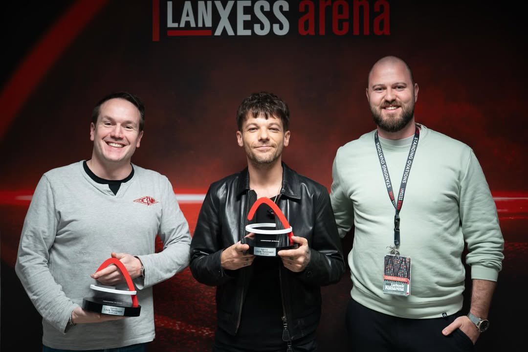 Louis Tomlinson with venue team and his award for his sold out show at LANXESS arena on Thursday, photographed by Telja Riechel!

via carstoffel