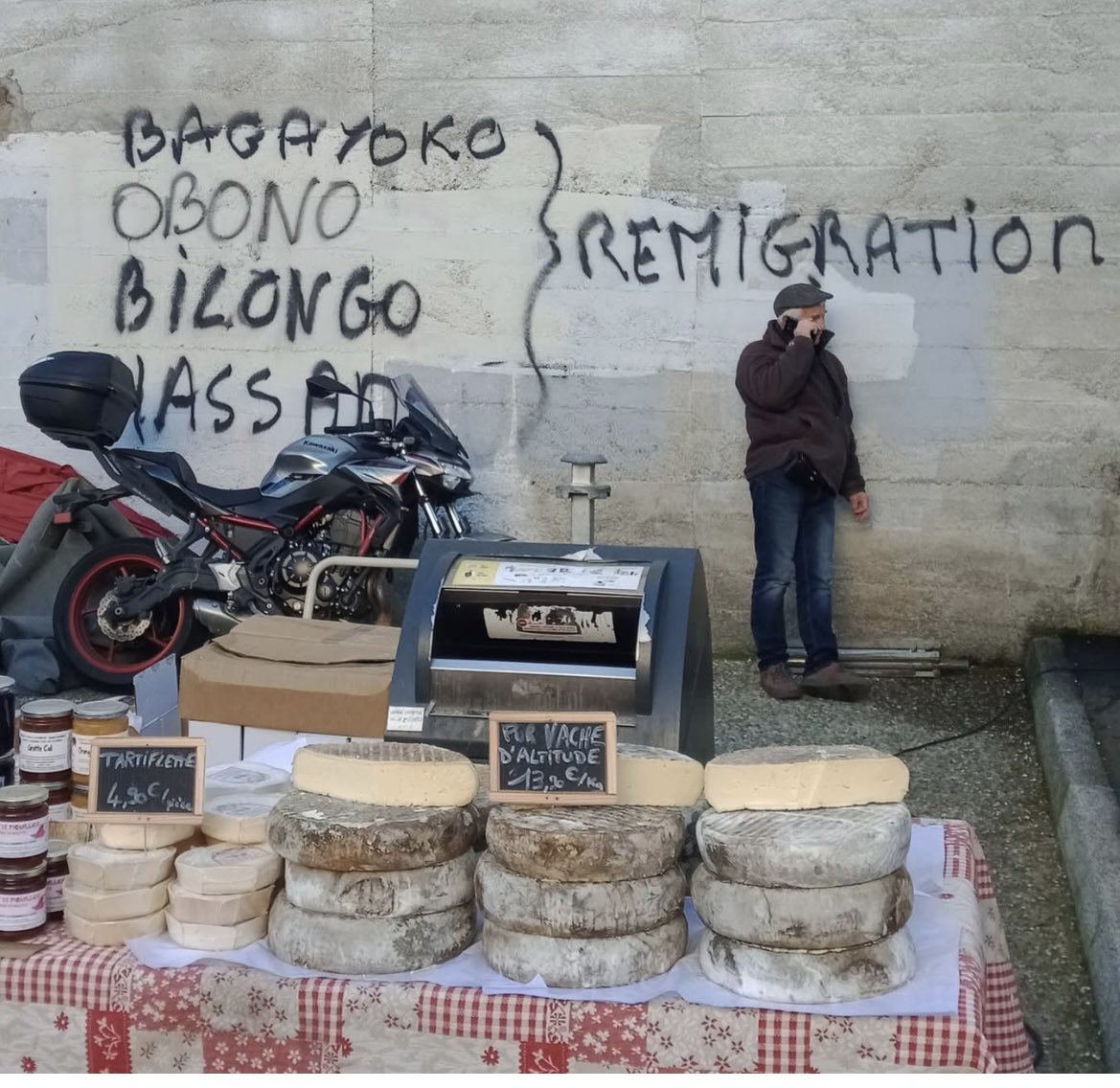 Bartlescribe's tweet photo. Non mais, on devient complètement fou de haine dans ce pays ! C’est quoi la prochaine étape ? Une guerre civile ? Une St Barthelemy contre les "islamogauchistes", les migrants etc… en résumé : tout ce qui n’est pas blanc, catholique et présent sur le territoire depuis 4000 ans ? https://t.co/JFk6SK91IN