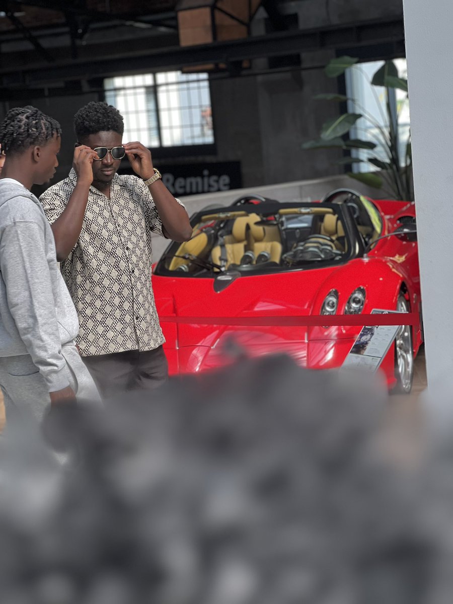 Vinyl Tong tweet media