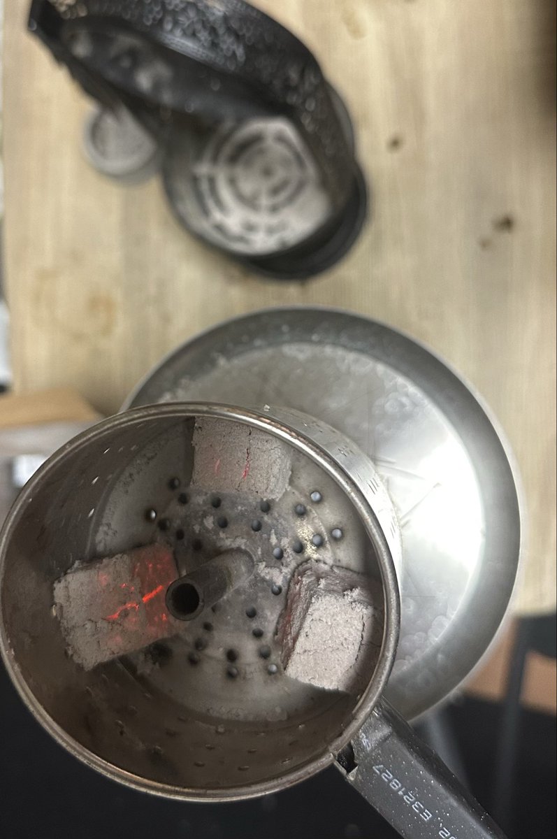 0scar1na's tweet photo. 同じエリアの人たちとジンギスカン食べて立ち飲みしてきたー
遅いけど家着いたら吸いたくなってきたので一服💨
まだ酔っててあんまり凝ったもの作れなかったからライチ＋ミント
明日も休みだしゆっくりしよ😎 https://t.co/S1DIOnaVSP
