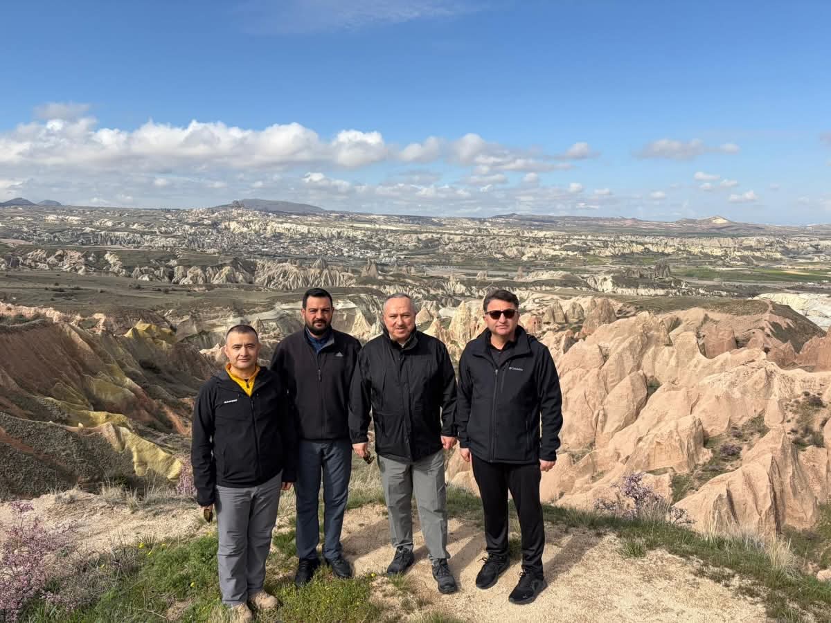 TCAvanos's tweet photo. 📍Kapadokya’da Doğa Yürüyüşü ve Köy Ziyareti 

Valimiz Sayın Ali Fidan, eşi Prof. Dr. Fatma Fidan Hanımefendi ile birlikte, Kızılçukur Seyir Tepesinden başlayarak vadi eteklerinden Çavuşin köyüne uzanan yürüyüş etkinliği gerçekleştirildi. 
➡️https://t.co/ncshpowazr https://t.co/9YVHPMDM7Y