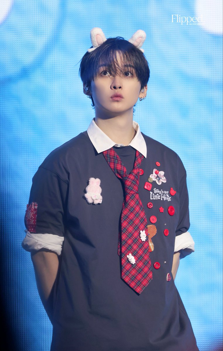 Flipped1025's tweet image. 👀👀

#리노 #LeeKnow #リノ 
#스트레이키즈 #StrayKids 
#SKZ_6TH_FANMEETING