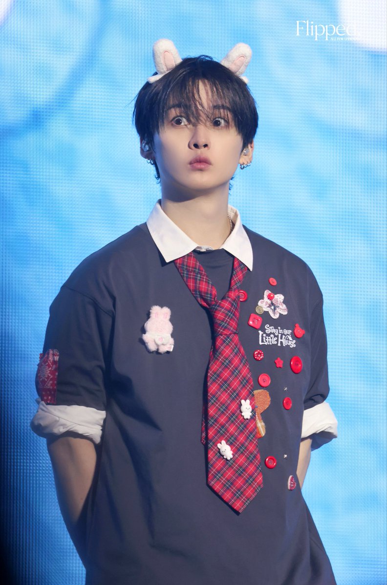 Flipped1025's tweet image. 👀👀

#리노 #LeeKnow #リノ 
#스트레이키즈 #StrayKids 
#SKZ_6TH_FANMEETING