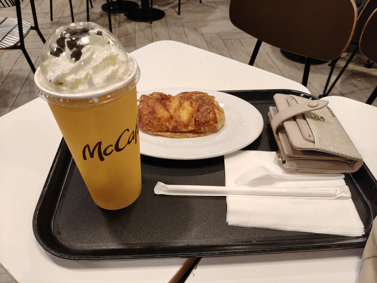 ruzzelleberry's tweet image. Masarap din pala mag late night coffee sa labas @stellajero_ 

#peaceful