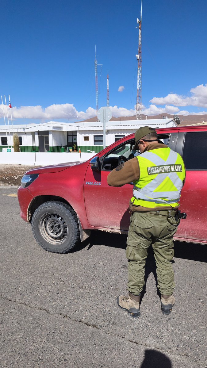 CarabTarapaca's tweet photo. Carabineros de la Tenencia Ujina (F) se mantienen desplegados realizando fiscalizaciones y patrullajes preventivos para tu seguridad. 🚓💨
¡Planifica tu viaje y respeta las normas de tránsito en la ruta! 🛡️
#Carabineros #Ujina #PrevenciónEnRuta https://t.co/B004g1ZoaV