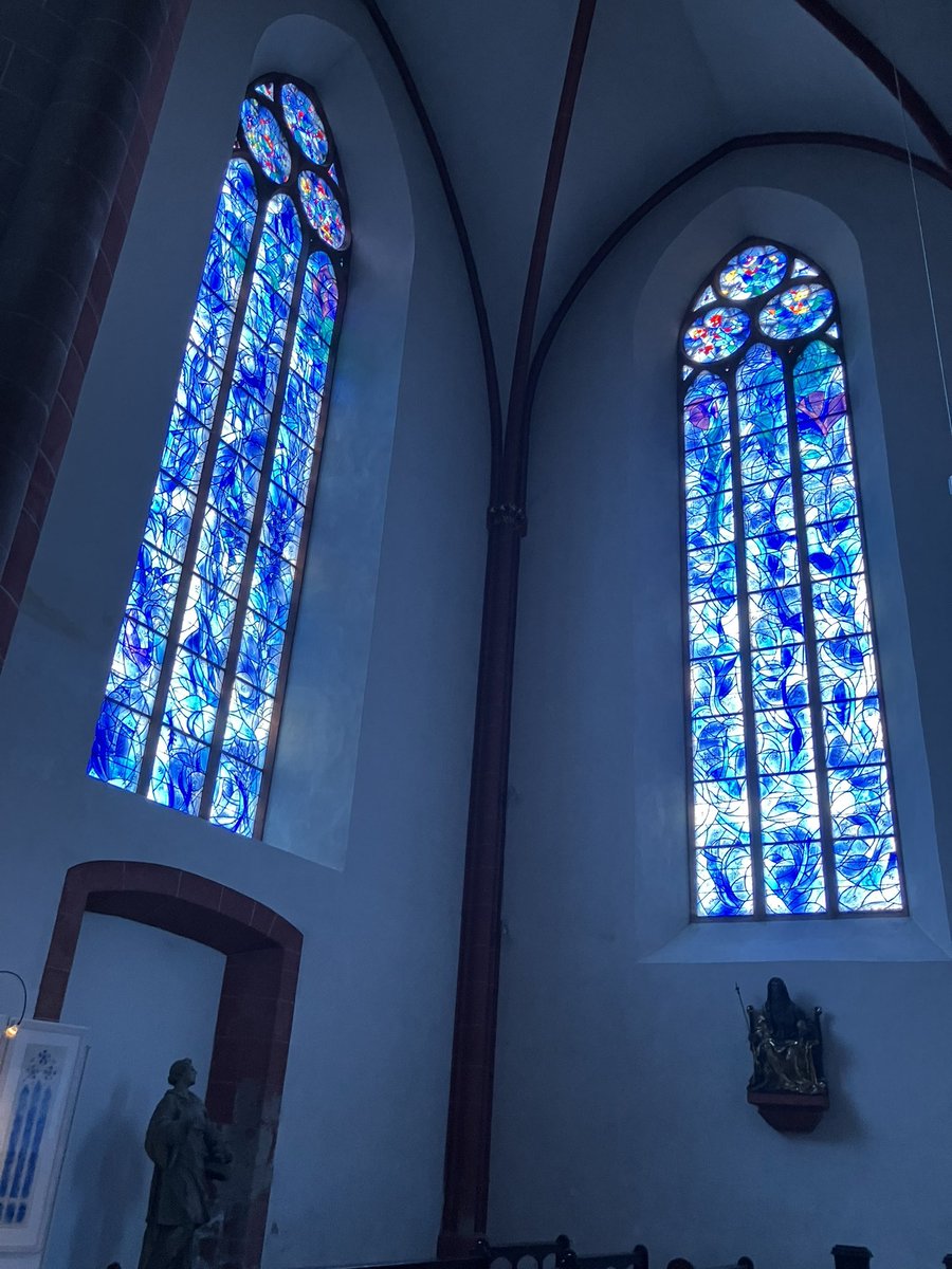 schuhemanchot's tweet photo. そして圧巻だったのが、シャガールのステンドグラス。聖シュテファン教会。

想像してたより5倍くらい青かった。

写真は無加工でこの青さ。

わたしの教会ランキング一位を更新しました。素晴らしかった。 https://t.co/a93fAhCqkx
