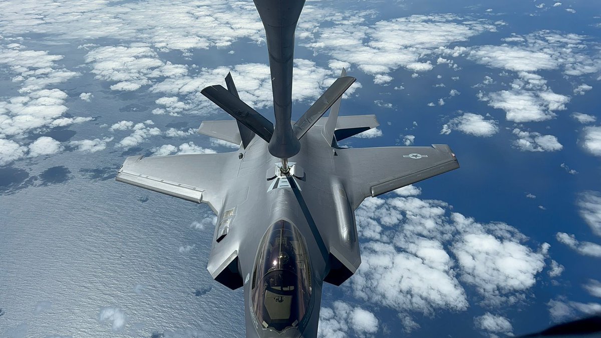 Lautaro_Chile's tweet photo. 🇺🇸🇨🇱 | Momento histórico sobre el Océano Pacífico, KC-135 Stratotanker de la @FACh_Chile extiende su brazo para alimentar al poderoso F-35 de la @usairforce. Una clara demostración de confianza y capacidades compartidas entre dos grandes Fuerzas Aéreas de América #Capacidades https://t.co/jyMLodywgw