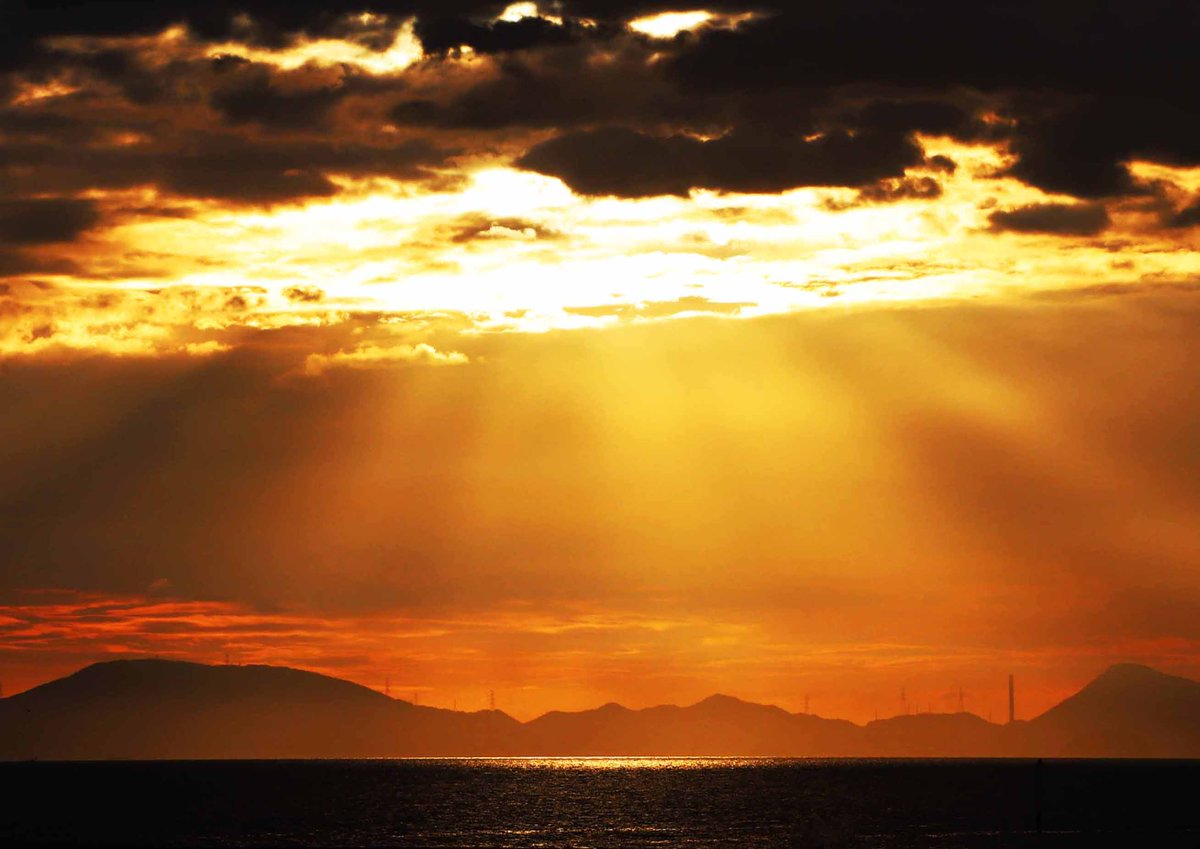 暗闇に呑み込まれ、消えてしまうような死など存在しません。死とは、この地上での命を終えて、永遠の命の世界に入っていくこと。天国の扉が開かれ、そこから射したまばゆい光に包まれる。それが死なのです。何も恐れる必要はありません。今晩も、皆さんの上に神様の祝福がありますうに。片柳神父