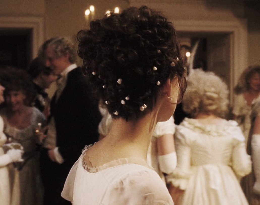 eyremoors's tweet photo. i’ll forever love elizabeth’s hair adorned with pearls https://t.co/7ulfKQW3qX