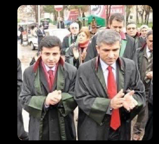 İnsan hakları,demokrasi ve adalet  uğrunada mücadele veren  ve yaşamlarını yitiren tüm Avukatların önünde saygıyla eğiliyorum...

 #AvukatlarGünü