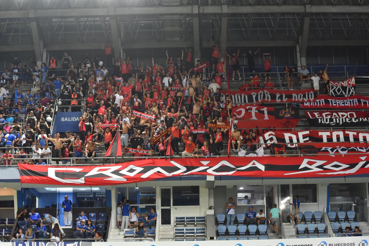 CronicaRojaCR's tweet photo. Postales de la banda la noche de ayer en Guayaquil.
Con los tres puntos regresamos a casa, una pena toda la organización que nos obligó a salir al minuto 80 de partido.
El martes todos al banderazo previa a la Sudamericana.

Crónica Roja 
Un Solo Puño https://t.co/63NGPiLDtL