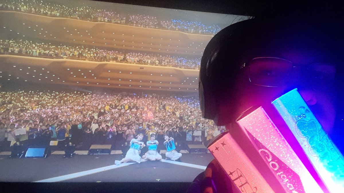 TriSaiLoVsaN's tweet photo. 昨晩新しいテレビでついに #BestSail を観ることができて、懐かしさでいっぱいの本当に楽しい夜でした!🫶✨
幕張でのコンサートの思い出が蘇りました!まるで昨日帰ってきたばかりのような気がしますが、もう6ヶ月以上も前のことなんです!時が経つのは本当に早いものだ〜🙈
TrySailは最高です💘 https://t.co/Sy7aJH7m2G