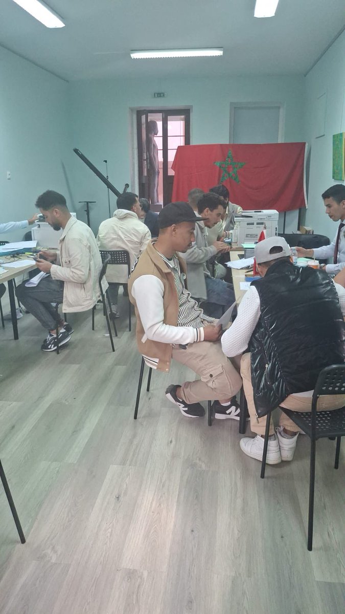 OTH17B's tweet photo. Consulat mobile à Porto:Plus de 400 ressortissants 🇲🇦ont  bénéficie des services consulaires. Plus de 600 prestations ont été délivrées par notre équipe que je Felicite pour le travail remarquable.Mes remerciements s’adressent également à l’Association Assalam pour son soutien https://t.co/glqWfd2P9V