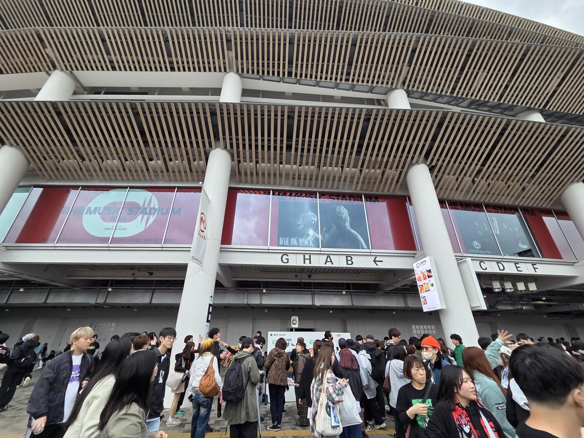C2Qwak's tweet photo. TAKAとTAKUYA∞の仲良さが溢れてた幸せな時間でした。戦う場所は違えど本当の仲間や友達ってこういう関係なんだなって思った。
音響問題はいろいろあるけど、大切なのは自分自身がこのLIVEにどう向き合ったか。最高だったよ。
本当にありがとう。
#ONEOKROCK
#UVERworld
#国立競技場 https://t.co/alzOeztWs4