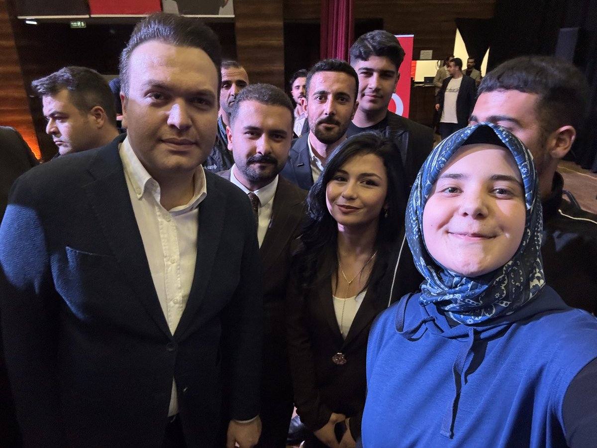 AhsenMuberra's tweet photo. Gençliğin abisi, enerjinin ta kendisi! ⚡️  
Samimiyetiniz, güler yüzünüz ve verdiğiniz motivasyonla gençliğe güç katmaya devam ediyorsunuz. @avyusufibis 🚀  

İyi ki varsınız, iyi ki bu yolda sizinleyiz! 💪  
Şeref verdiniz, Van’ımıza hoş geldiniz 🤍 https://t.co/JeSh86ad0Y