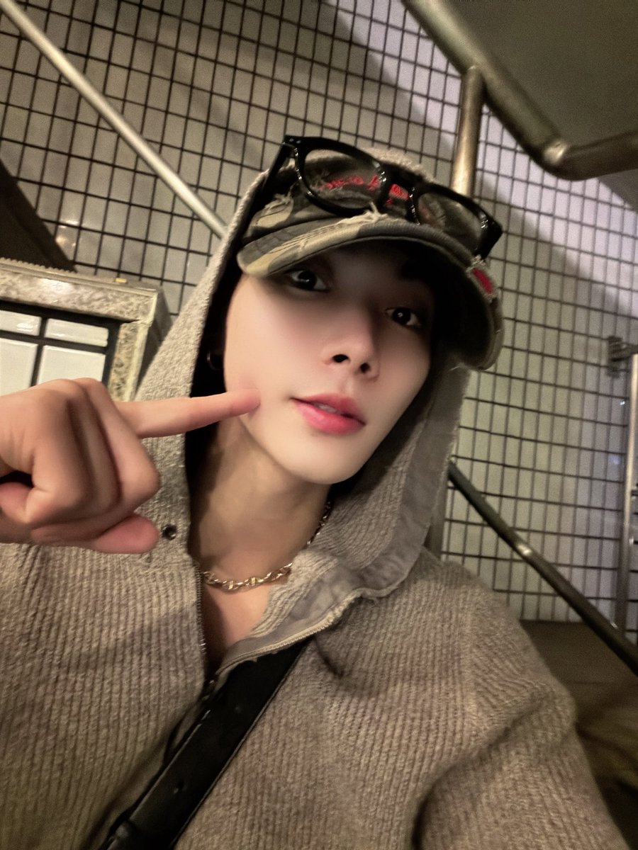 narumi_vii's tweet photo. この後0:30~グループ配信あるからみんな眠たいと思うけど見に来て欲しいな！ https://t.co/RaWxsL7Fhl