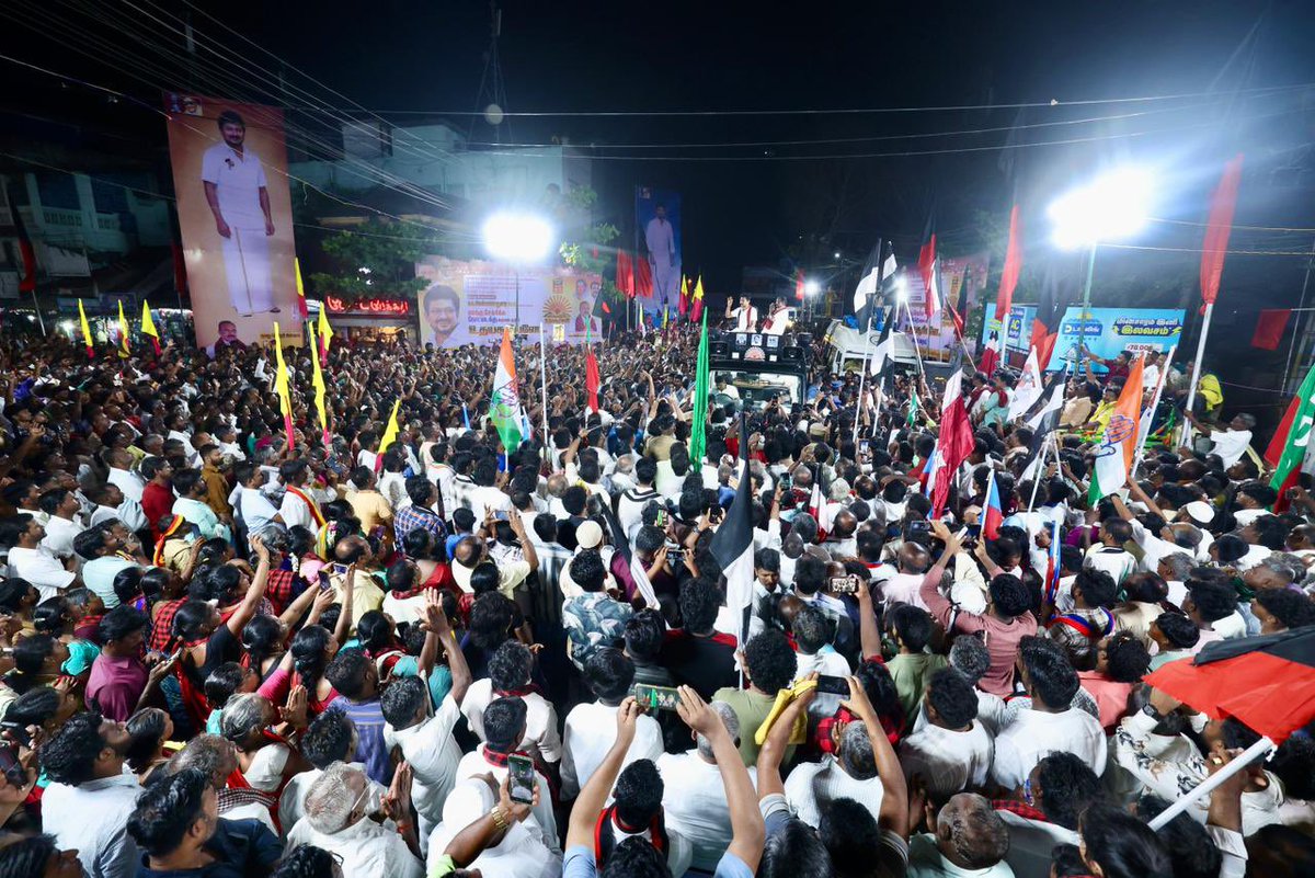 Udhaystalin's tweet photo. தன்மான இயக்கத்தின் தனிப்பெருஞ் சுடர் அஞ்சாநெஞ்சன்  பட்டுக்கோட்டை அழகிரி சிலை அருகே, பட்டுக்கோட்டை வெற்றி வேட்பாளர் அண்ணன் @annadurai_pkt  அவர்களுக்கு உதயசூரியன் சின்னத்தில் வாக்கு சேகரித்தோம். 

டெல்லியில் இருந்துகொண்டு தமிழ்நாட்டில் Remote Control-ஆட்சி நடத்த நினைக்கும் ஆதிக்கவாதிகளுக்கு சுயமரியாதை மண்ணான தமிழ்நாட்டில் இடமில்லை என உரையாற்றினோம். 

மே-4 அன்று தமிழ்நாடெங்கும் 200-க்கும் அதிகமான இடங்களில் மதச்சார்பற்ற முற்போக்கு கூட்டணி வெல்ல உறுதியேற்றோம்! 

#DMK4TN #VoteForDMK #ஸ்டாலின்_தொடரட்டும்‌ #தமிழ்நாடு_வெல்லட்டும்