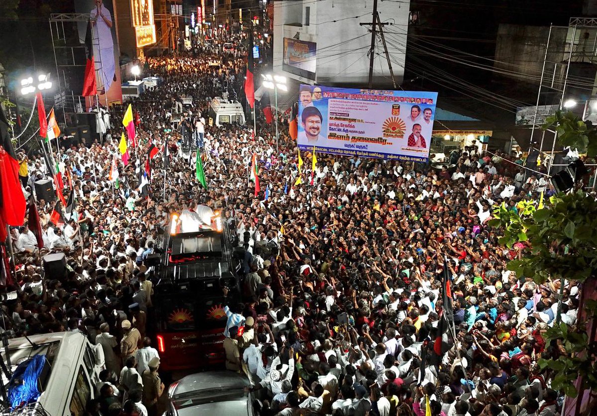 Udhaystalin's tweet photo. தன்மான இயக்கத்தின் தனிப்பெருஞ் சுடர் அஞ்சாநெஞ்சன்  பட்டுக்கோட்டை அழகிரி சிலை அருகே, பட்டுக்கோட்டை வெற்றி வேட்பாளர் அண்ணன் @annadurai_pkt  அவர்களுக்கு உதயசூரியன் சின்னத்தில் வாக்கு சேகரித்தோம். 

டெல்லியில் இருந்துகொண்டு தமிழ்நாட்டில் Remote Control-ஆட்சி நடத்த நினைக்கும் ஆதிக்கவாதிகளுக்கு சுயமரியாதை மண்ணான தமிழ்நாட்டில் இடமில்லை என உரையாற்றினோம். 

மே-4 அன்று தமிழ்நாடெங்கும் 200-க்கும் அதிகமான இடங்களில் மதச்சார்பற்ற முற்போக்கு கூட்டணி வெல்ல உறுதியேற்றோம்! 

#DMK4TN #VoteForDMK #ஸ்டாலின்_தொடரட்டும்‌ #தமிழ்நாடு_வெல்லட்டும்