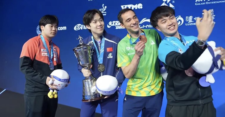 roicameroi's tweet photo. ele todo feliz com o seu bronze 😭🥉 https://t.co/pWQQUAV6ja