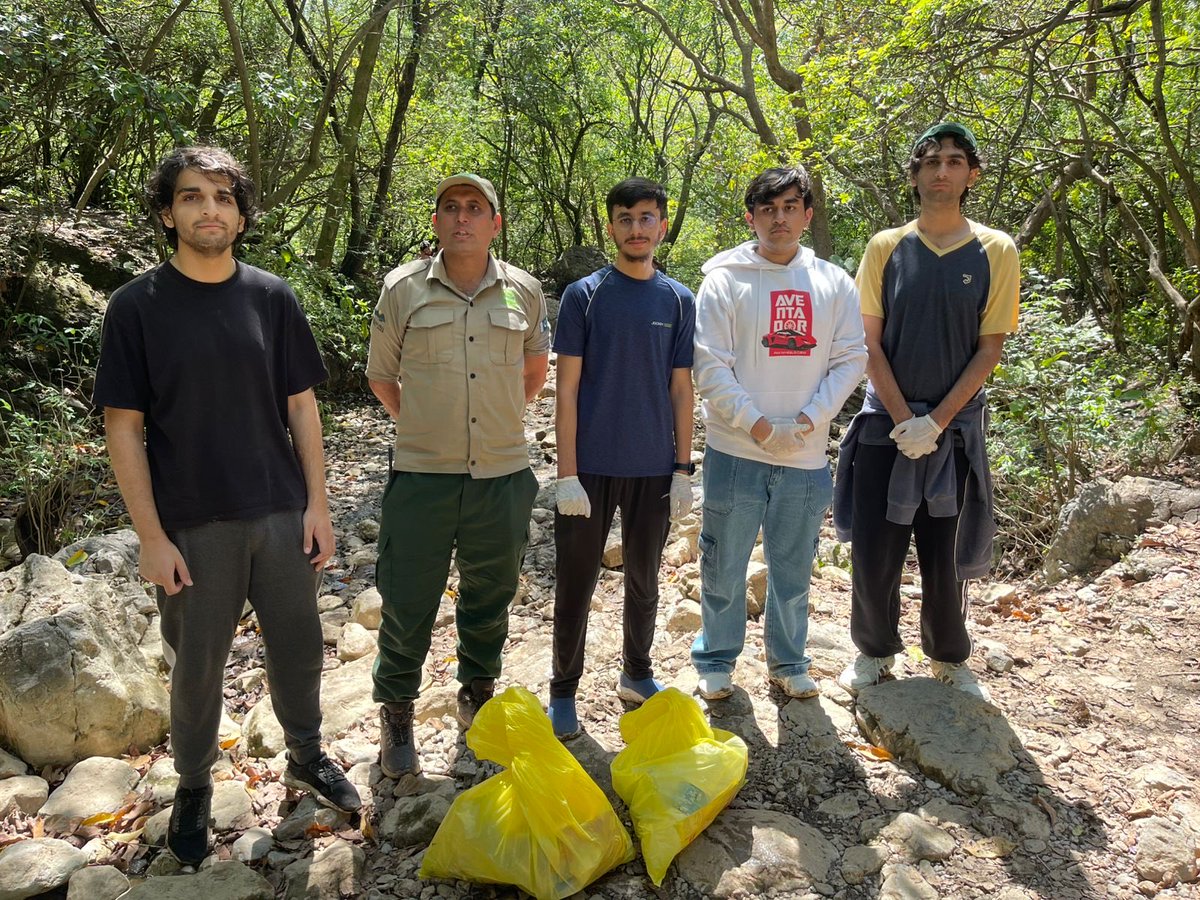 WildlifeBoard's tweet image. Students from FAST University stepped up for a clean-up drive, proving that small actions create big impact. Together for a cleaner, greener future 💚

#CleanUpDrive #YouthForChange