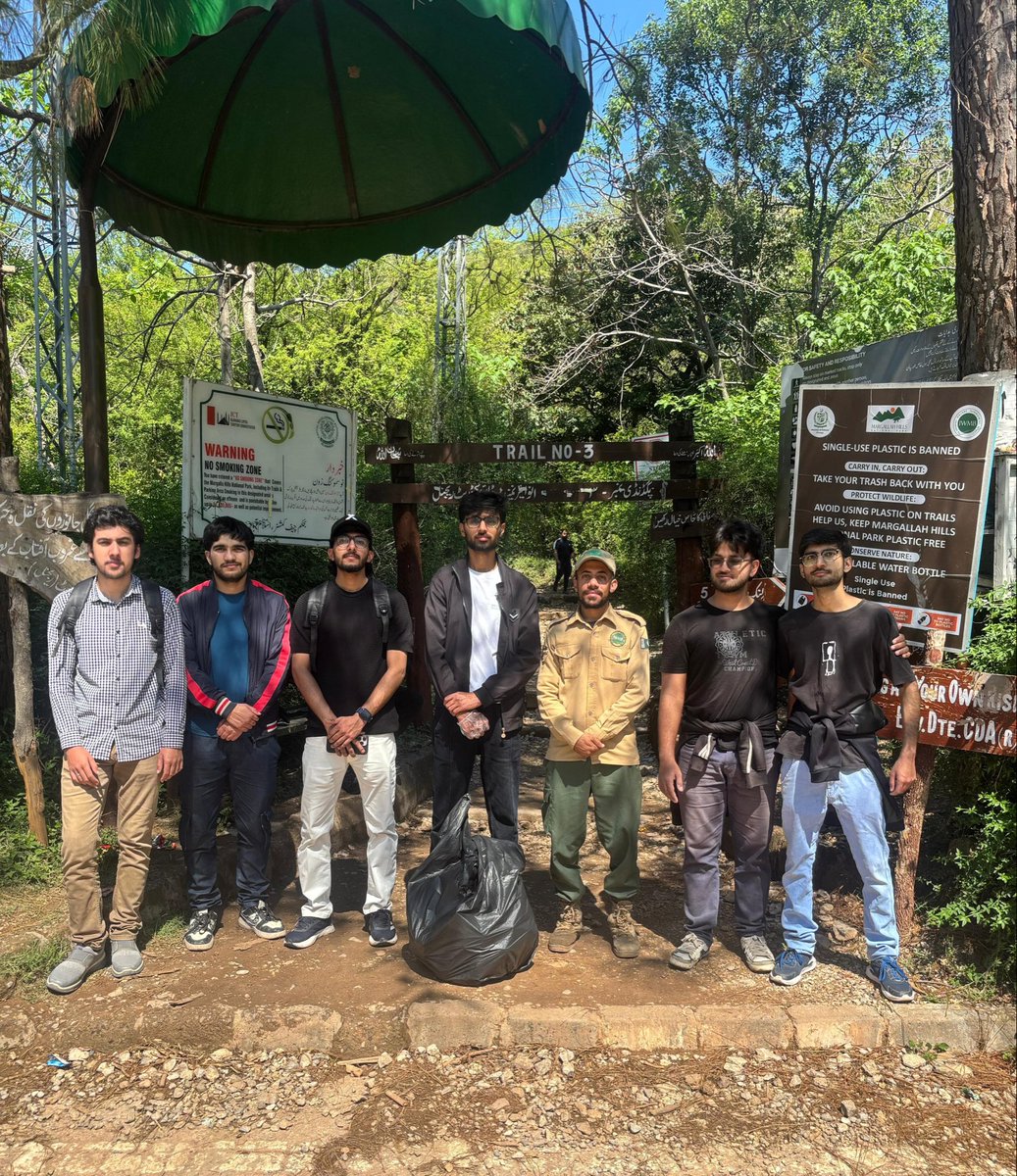 WildlifeBoard's tweet image. Students from FAST University stepped up for a clean-up drive, proving that small actions create big impact. Together for a cleaner, greener future 💚

#CleanUpDrive #YouthForChange