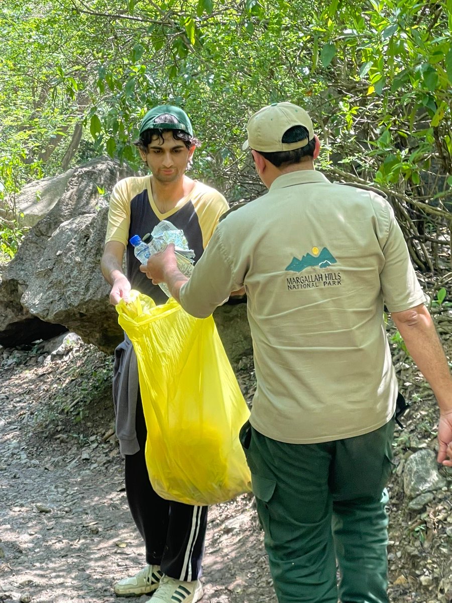 WildlifeBoard's tweet image. Students from FAST University stepped up for a clean-up drive, proving that small actions create big impact. Together for a cleaner, greener future 💚

#CleanUpDrive #YouthForChange