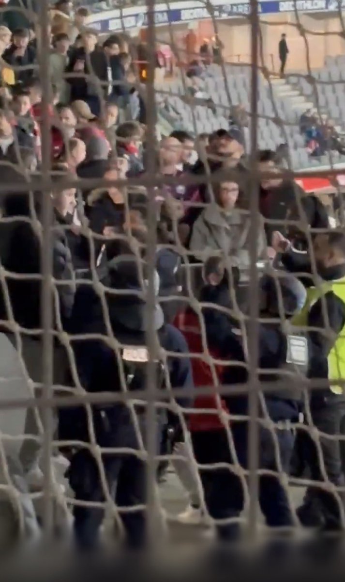mentalite_lens's tweet image. Lille OSC 3 - 0 RC Lens. 04/04/2026. Intervention des CRS en contre-parcage pour sortir les Lensois dehors… 

#RCLens 
#LOSC