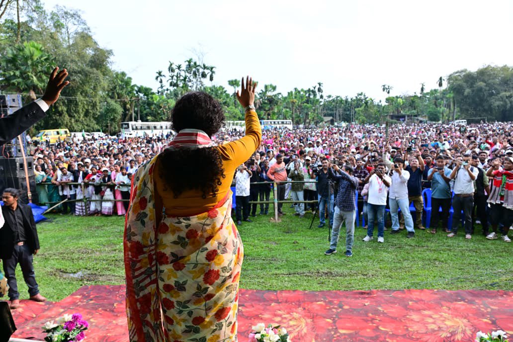 SmitaChoube's tweet photo. असम के तिनसुकिया में मंच पर पहुँचने से पूर्व आदिवासी महिलाओं ने अपनी पारंपरिक रीति-रिवाज के अनुसार 'लोटा-पानी' देकर @JMMKalpanaSoren का स्वागत किया। यह दर्शाता है कि दूरी चाहे कितनी भी हो, हमारी जड़ें और संस्कार हमेशा एक रहेंगे।असम की इस माटी में दशकों से रह रहे आदिवासी भाई-बहनों ने आज भी अपनी संस्कृति और परंपराओं को सीने से लगाकर रखा है। लेकिन यह कैसी विडंबना है कि जो समाज झारखण्ड में आदिवासी है, उसे असम में वह संवैधानिक दर्जा और सम्मान नहीं मिला?
यही वह सवाल है जिसे @JMMKalpanaSoren ने असम की धरती में मुखरता के साथ उठाया है…

@JmmJharkhand @JMM_E_Singhbhum #AssamElections