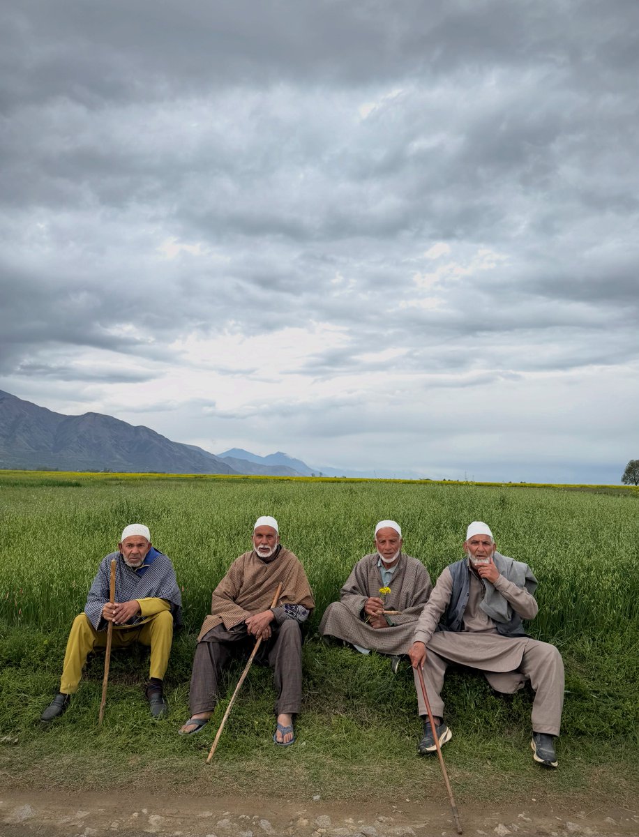 ahmermkhan's tweet image. Photo of the day! 

Kashmiri men pause to rest along the edge of a field beneath a sky heavy with clouds in Pampore, #Kashmir, on April 5, 2026.

Photo by Ahmer Khan.