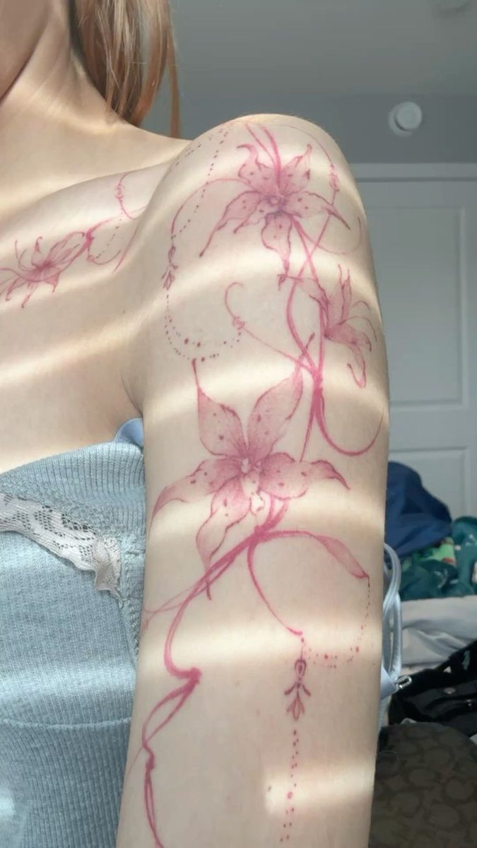 giuhloveskaiser's tweet photo. how does pinterest see you?

• pop singer
• tattoo
• nails
• outfit https://t.co/c8CRnWsHkA
