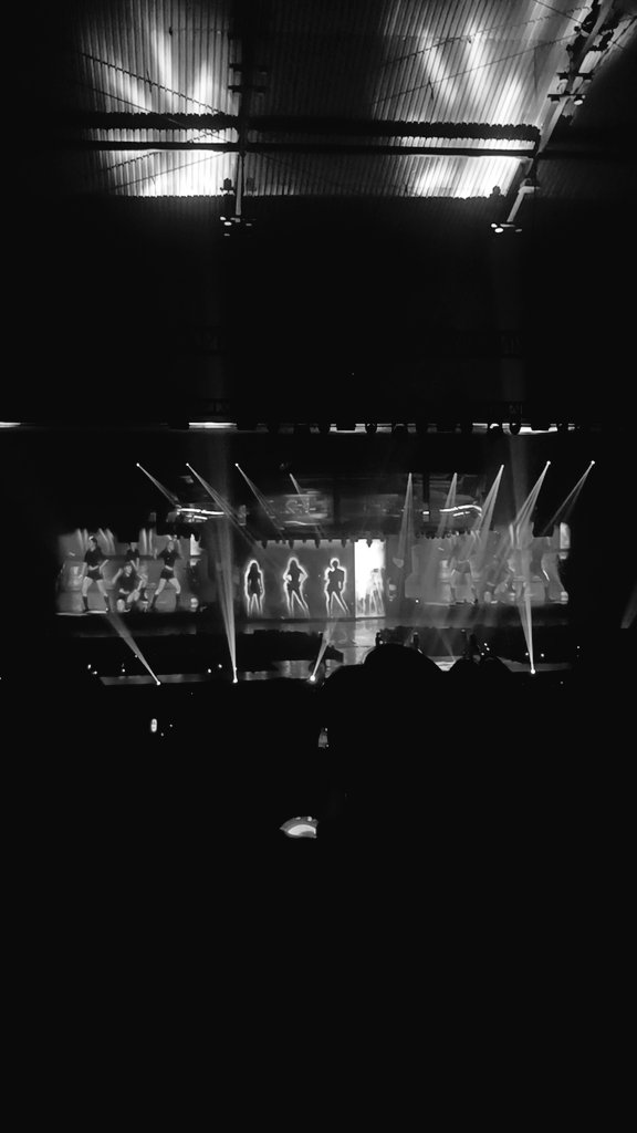 aleechandesu's tweet photo. masih ga nyangka kmrn nntn mereka live for the first time in my life.. SANGKING DEG2AN N HAPPY SEMUA FANCAM G ADA YG BENER... BNR2 GEMETER FULL NYANYI... dan i was literally crying waktu mereka nyanyi hold on tight 😭🫰🏻 https://t.co/nWZBMsDtXp