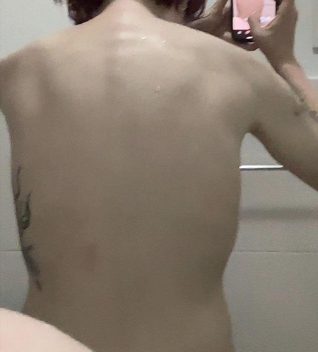 sophfruitysdump's tweet photo. do we see a difference oomfs i’m struggling to see any except different red marks on my back https://t.co/35l0CQ3l4F