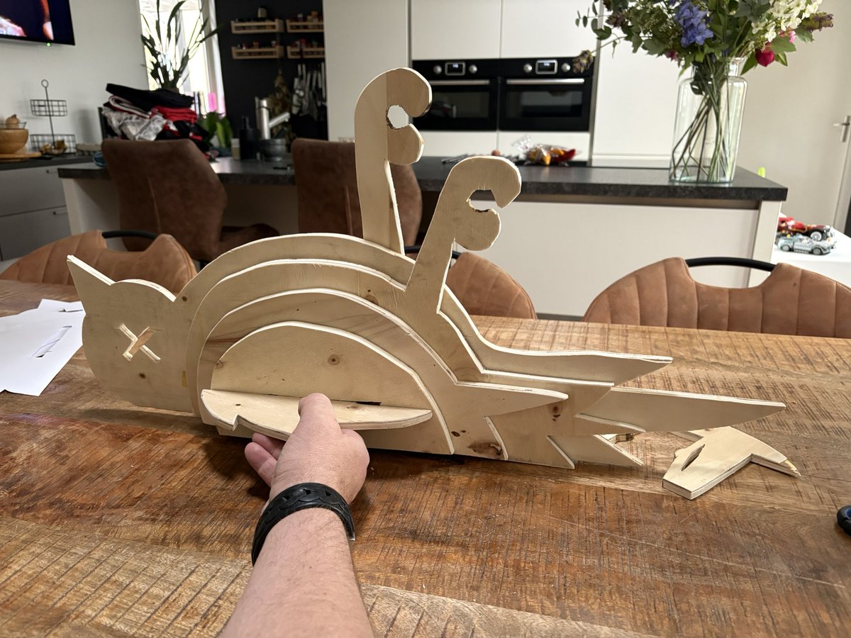 Project ‘dooie mus’ pakt iets groter uit. Nu twijfel of ik er een voederbak of vogelhuis van ga maken.